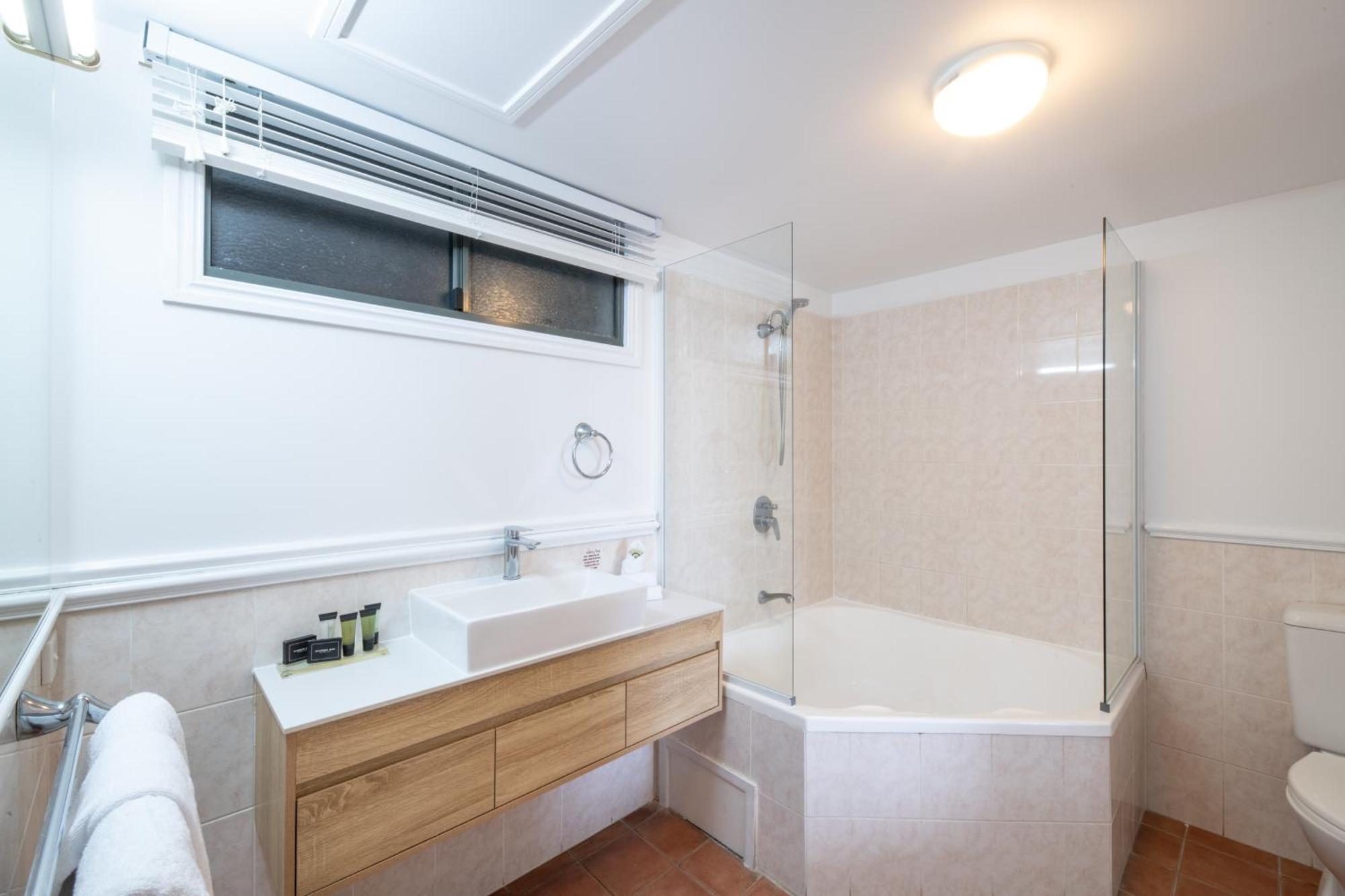 One Bedroom Apartment Balcony Ocean View,1576705631:JPEG